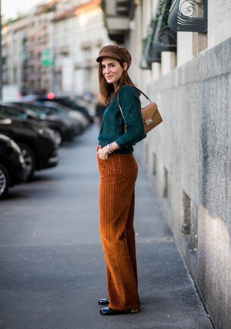 Corduroy Trousers Outfit, Trousers Street Style, Red Velvet Pants, Cochella Outfits, Corduroy Pants Outfit, Winter Pants Outfit, Milano Fashion Week, Velvet Pants, Warm Autumn