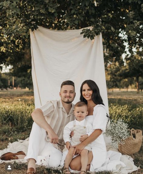 Diy Backyard Family Photoshoot Ideas, White Sheet Photoshoot Outside Family, White Sheet Family Photos, Mother’s Day Mini Outside, White Outfits For Photoshoot, Easter Photo Shoot Ideas Family Pics, White Sheet Photoshoot Family, Family Backdrop Photoshoot, Spring Photoshoot Setup