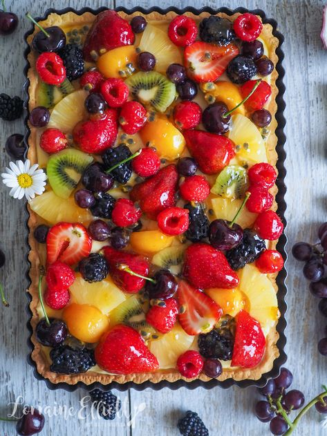 Classic Fruit Tart, Fruit Tart Decoration Ideas, Winter Fruit Tart, French Tart Recipes, Fruit Tart Decoration, French Fruit Tart Recipe, Fruit Tart Glaze, French Fruit Tart, Tart Glaze