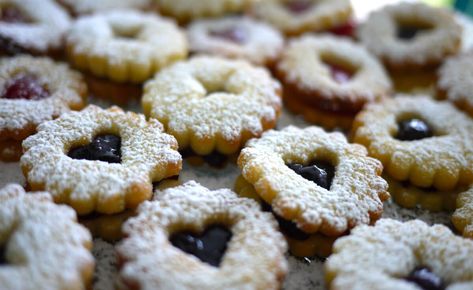 “Spitzbuebe” are my favorite Swiss Christmas cookies, and here’s the recipe via @newlyswissed Swiss Cookies, Swiss Desserts, Anise Cookie Recipe, Switzerland Food, Swiss Christmas, Christmas Trays, Swiss Cuisine, Swiss Food, Swiss German