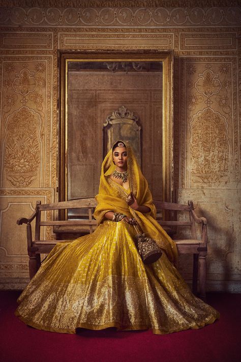 Jigar Mali Lehenga, Mustard Lehnga Outfit, Bridal Lehenga Inspiration, Mustard Lehenga Bridal, Mustard Bridal Lehenga, Banarsi Bridal Saree, Banarsi Bridal Lehenga, Banarsi Lehnga Designs, Banarasi Outfits