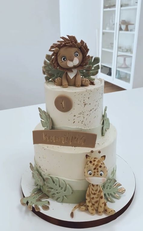 Cake Lion, Safari Baby Shower Cake, Baby Boy Birthday Cake, Giraffe Cakes, Jungle Thema, Animal Birthday Cakes, Baby First Birthday Cake, Baby Birthday Decorations, Jungle Cake