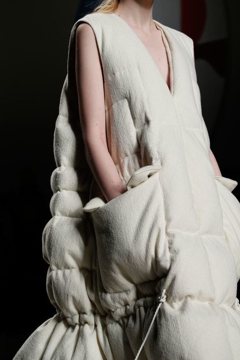 Sculpture Fashion, Quilted Dress, Sculptural Fashion, 3d Fashion, Couture Mode, Design Textile, Oversized Silhouette, Fall 2015, Sleeping Bag