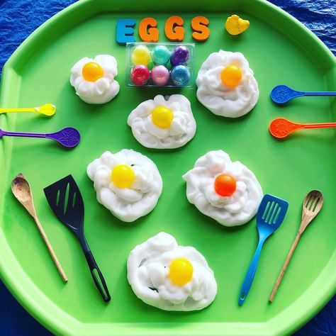 Eyfs Easter Tuff Tray Ideas, Cooking Tuff Tray Ideas, Egg Sensory Play, Turf Tray Ideas Easter, Food Messy Play, Easter Tuff Tray Eyfs, Food Eyfs Activities, Nursery Messy Play Ideas, Easter Tuff Tray Ideas For Babies