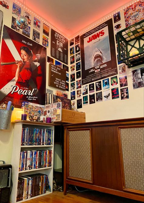 Movie Inspired Room Decor, Film Room Aesthetic, Film Living Room, Retro Media Room, Film Bedroom Ideas, Movie Lover Bedroom, Retro Movie Room, Movie Posters Bedroom, Theatre Bedroom Aesthetic