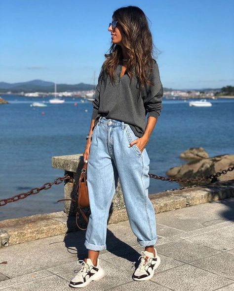 1714726c817af50457d810aae9d27a2edesc36447625ri Jeans And Sneakers Outfit, Look Boho Chic, Casual Weekend Outfit, Mom Jeans Outfit, Outfit Primavera, Oversized Outfit, Outfit Jeans, Mode Casual, Weekend Outfit