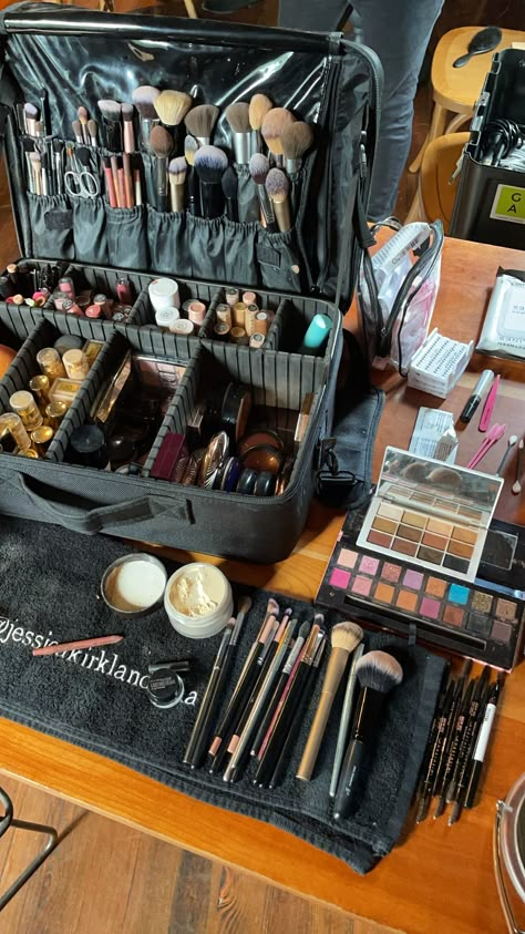 Makeup Artist Career, Makeup Artist Kit Essentials, Beauty School Cosmetology, Rangement Makeup, Makeup Collection Goals, Beauty Room Vanity, College Beauty, Cosmetology Student, Makeup Artist Kit