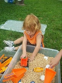 7 Fun Ideas for Sensory Bins Baby Sensory Play, Toddler Sensory, Sensory Ideas, Sensory Table, Baby Activities, Games For Toddlers, Toddler Play, Busy Toddler, Sensory Bin