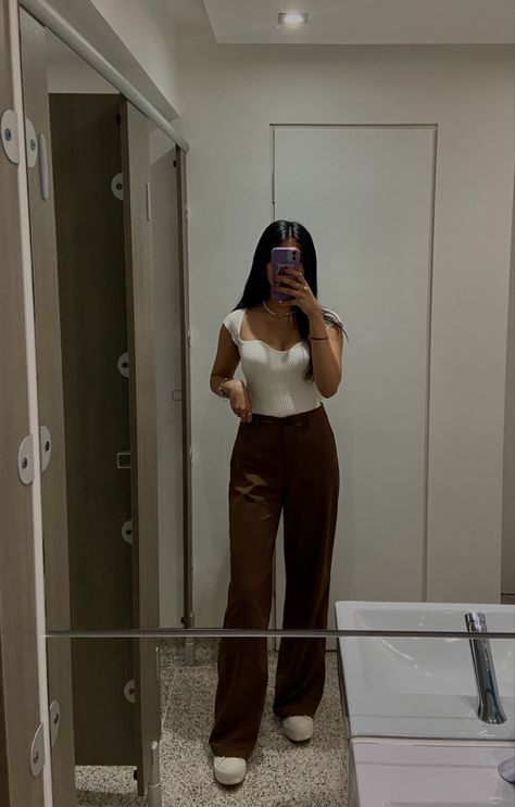 Corporate outfit
Work outfit
Office outfit
Brown trouser outfit
White top outfit
Elegant outfit
Old money outfit Brown Slacks Outfit, Slacks Outfit, White Tops Outfit, Brown Slacks, Work Fits, Stylish Work Outfits, Brown Pants, Colored Pants, Brown Top