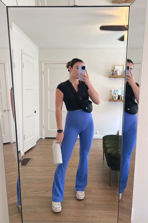 Blue Flared Leggings Outfit, Leggings And Converse Outfit, Styling Flared Leggings, Flared Leggings Outfit Fall, Flare Leggings Outfit Fall, Blue Flared Leggings, Outfits With Flare Leggings, Style Flare Leggings, Flared Legging Outfit