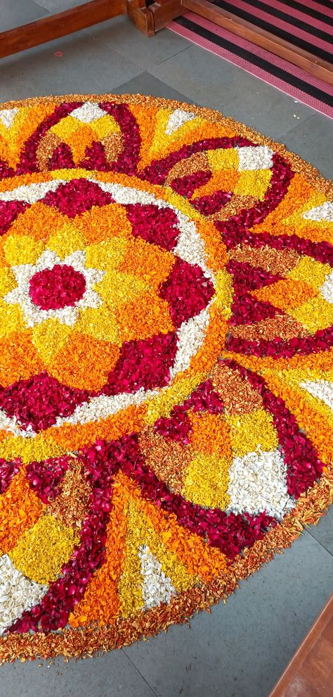 Floral Rangoli Designs Flower, Onam Vibes, Floral Rangoli, Hotel Flower Arrangements, Pookalam Design, Simple Flower Rangoli, Hotel Flowers, Diwali Decoration Items, Very Beautiful Flowers