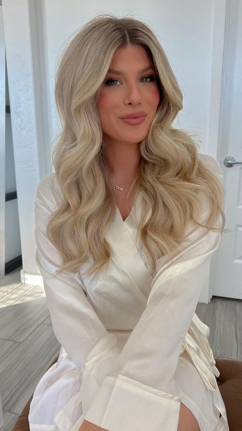 Long Blonde Hair Wedding Loose Curls, Down Blonde Wedding Hair, Wedding Hair Flowers Down, Voluminous Curls Wedding Hair, Big Curled Hair Wedding, Bridal Hair With Middle Part, Big Hair Wedding Hairstyles, Fine Bridal Hair, Long Wedding Hair Curls