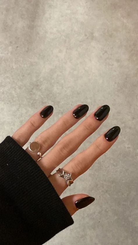 15 chic minimalist fall nail ideas and winter nail designs you don't want to miss! I'm definitely getting #6 tomorrow - I just can't help myself! Too cute! autumn nail ideas | September nails October nails winter nail trends #nails #fallnails #winternails #manicure #minimalist Rounded Acrylic Nails, Black Gel Nails, Grunge Nails, Casual Nails, Round Nails, Black Nail, Cover Ideas, Nature Tattoos, Minimalist Nails