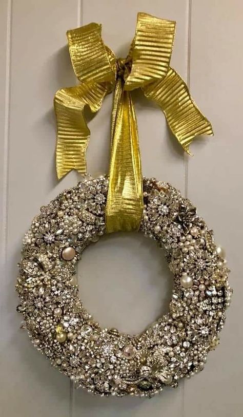 Brooch Wreath Diy, Jewellery Wreath, Broach Ideas, Jeweled Wreath, Brooch Wreath, Brooch Tree, Jewelry Wreath, Jewelry Tree Craft, Rhinestone Wreath