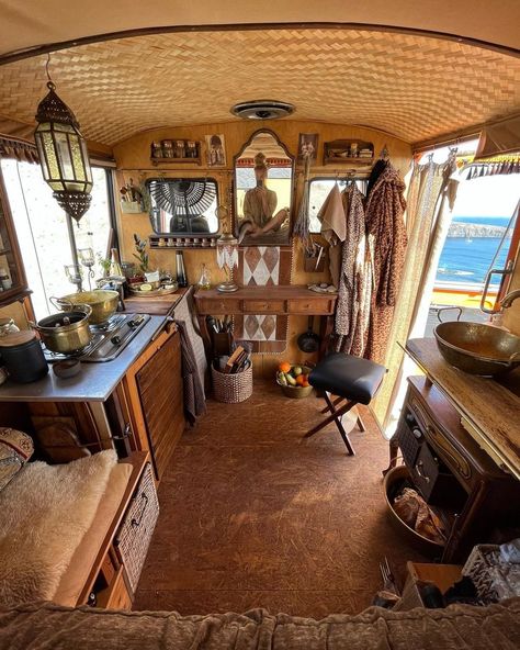 AL 🍊 (@goldhaut) • Instagram photos and videos Bus Build, Hippie Camper, Rv Remodeling, Tiny Loft, Vans Vintage, Bus Interior, Bus Living, Bus House, Campervan Life