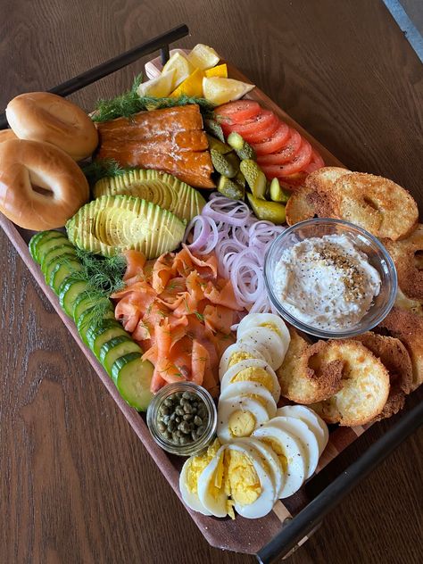 Bagel Lox Platter, Lox Brunch Board, Bagel Lox Charcuterie Board Ideas, Breakfast Bagel Charcuterie Board, Lox And Bagel Board, Bagel Lox Board, Breakfast Bagel Board, Bagel And Lox Board, Bagels With Lox