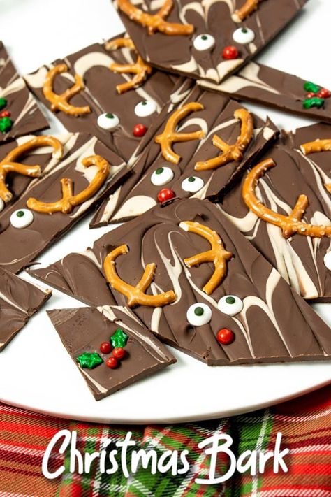 Reindeer Chocolate Bark is an easy holiday candy recipe that kids will love. This chocolate bark is decorated with pretzels and holiday sprinkles. Wrap it up and give it away as a cute Christmas gift! #chocolate #christmas #candy #sweettreats #christmasgiftideas #homemadeinterest Salty Christmas Treats, Reindeer Bark, Chocolate Bark Recipes, Chocolate Christmas Candy, Easy Homemade Candy, Reindeer Chocolate, Reindeer Faces, Christmas Bark Recipes, Holiday Candy Recipes