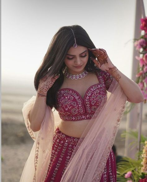 Gagra Choli Photo Poses, Lehenga Aesthetic, Lehnga Photoshoot, Lehnga Photoshoot Poses, Lehenga Poses, Sequence Lehenga, डिजाइनर कपड़े, Dori Work, Simple Lehenga