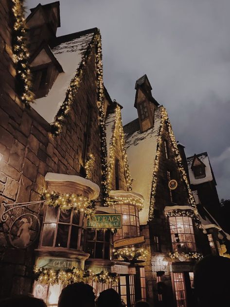 Harry Potter At Christmas, Winter Aesthetic Harry Potter, Hogwarts Christmas Aesthetic Wallpaper, Harry Potter World Christmas, Marauders Christmas Aesthetic, Christmas In Harry Potter, Christmas Hogwarts Aesthetic, Christmas Aesthetic Harry Potter, Hogwarts Christmas Decorations