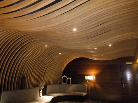 Wooden curvy rafter false ceiling design for hotels and restaurants Curvy Ceiling Design, Organic Ceiling Design, Wooden False Ceiling Design, Rafter Ceiling, Wooden False Ceiling, Wooden Ceiling, Ceiling System, Bedroom False Ceiling Design, Parametric Design