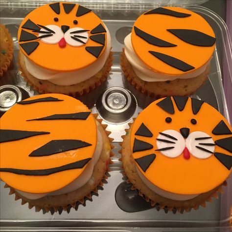 Tiger Funfetti Cupcakes Tiger Fondant, Tiger Cupcakes, Tiger Cake, Funfetti Cupcakes, Fondant Cupcakes, Cake Decorating Tips, 3rd Birthday, Decorating Tips, Donuts