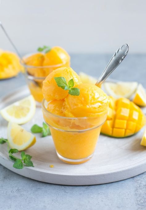 Mango Sorbet Recipe, Fruit Kabob, Frozen Recipes, Refreshing Recipes, Pizza Fruit, Homemade Sorbet, Sorbet Is, Fruity Recipes, Sorbet Recipe