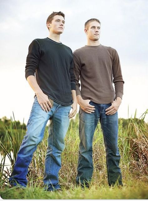 Brother Photography Poses, Adult Sibling Photography, Twin Senior Pictures, Brother Poses, Sibling Photography Poses, Brother Pictures, Brothers Photography, Brother Photos, Sibling Pictures