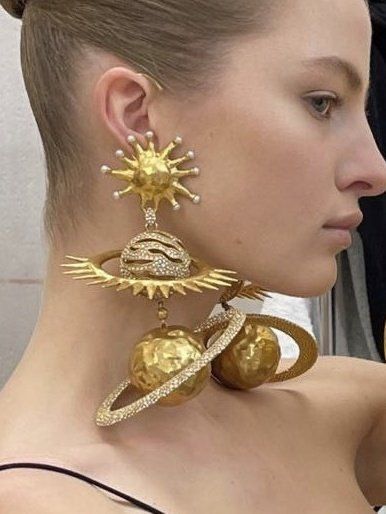 from : Twitter : Shreya on Twitter : “ these Schiaparelli earrings are to die for “ Fashion Gal, Elsa Schiaparelli, Going For Gold, Orange Aesthetic, Vegas Baby, Creative Jewelry, Mean Girls, Handmade Clothes, Diy Fashion