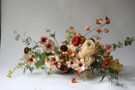 Table arrangement shape/style? Romantic Fall Wedding Florals, Autumn Centrepiece, Bowl Arrangements, Hart Floral, Flowers Photography Beautiful, A Bunch Of Flowers, Organic Wedding, Floral Arrangements Wedding, Beautiful Flower Arrangements