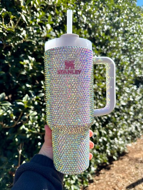 Beautiful full bling 40oz authentic Stanley cup using ab rhinestones.  Recommend hand wash only. Bling Stanley Cup, Preppy Stanley, Bedazzled Stuff, Rhinestone Ideas, Bedazzled Bottle, Trendy Water Bottles, Rhinestone Cups, Diy Wine Glasses, Disney Cups