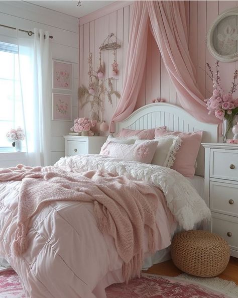 Light Pink Room Aesthetic Ideas, Pink French Style Bedroom, Princess Apartment Aesthetic, Pink Bedrooms Aesthetic, Cosy Pink Bedroom, Loveshack Fancy Bedroom, Princess Core Bedroom, Pink Small Bedroom Ideas, Pink Bedding Ideas