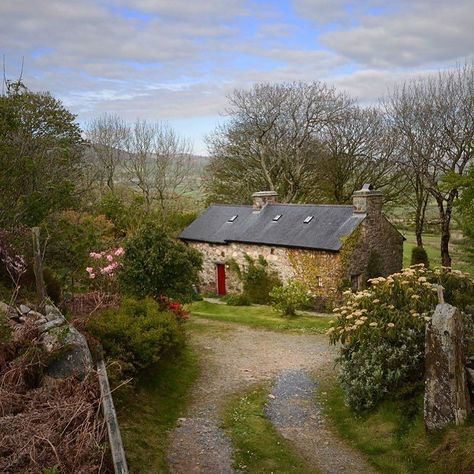 Fancy a mountain retreat? You have to see Yr Hen Fynydd in Snowdonia...   Link in bio Small Barn Home, Homes In The Woods, Welsh Cottage, Wales Holiday, Dream House Garden, Ireland Cottage, Family Cottage, English Country Cottages, Cotswolds Cottage