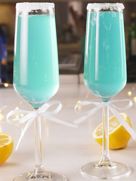 Best Tiffany Mimosas Recipe - How to Make Tiffany Mimosas Aperol Drinks, Breakfast At Tiffanys Party Ideas, Glace Fruit, Flavored Waters, Tiffany Birthday, Tiffany Bridal Shower, Facebook Recipes, Tiffany's Bridal, Tiffany Party