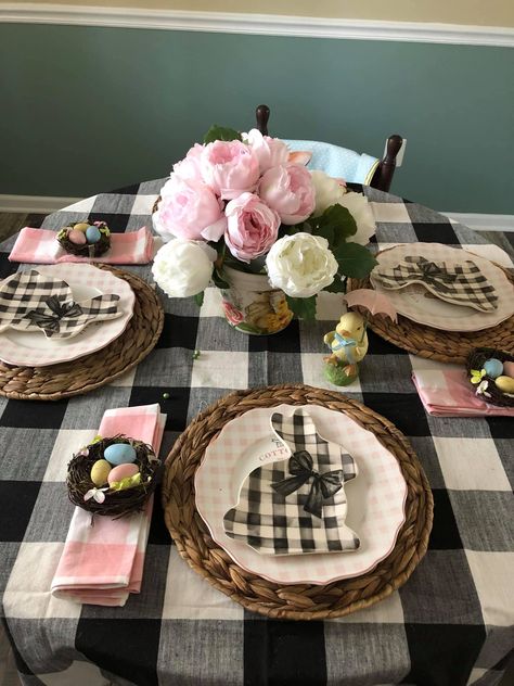 Dinner Party Decorations Table, Butterfly Plates, Easter Dinner Table, Easter Flower Arrangements, Dinner Party Decorations, Re Ment, Holiday Deco, Easter Table Settings, Easter Tablescapes