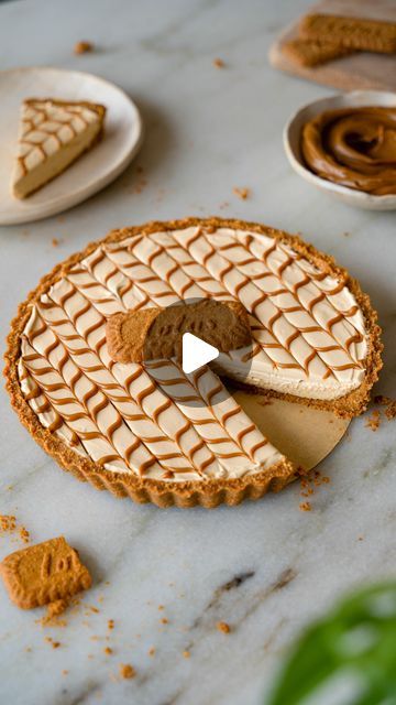 Arushi Hasija | Mills & Buns on Instagram: "I’m sure y’all know of my obsession with #biscoff by now! 😍  This no bake biscoff cheesecake tart is so creamy and 10/10 delicious! Bonus points because it takes less than 10 minutes to make, so what are you waiting for?? Go make it sooon!! 🥰  Ingredients-  For the shell 150g Biscoff biscuits 50g butter  For filling 100g cream cheese 30g icing sugar 60g biscoff spread 75g whipped cream  More biscoff spread and biscuits to top  Method- 1. Mix together the melted butter and crushed biscoff biscuits and press them into the base and sides of a 7 inch tart pan.  2. To make the filling, whisk together the cream cheese, icing sugar and biscoff spread.  3. Fold in the whipped cream, whipped until stiff peaks.  4. Spread that on top of the biscuit layer Lotus Tart, Biscoff Tart, No Bake Biscoff Cheesecake, No Bake Biscoff, Bake Cheese Tart, Cheesecake Tart, Mascarpone Recipes, Biscoff Biscuits, Biscoff Cheesecake