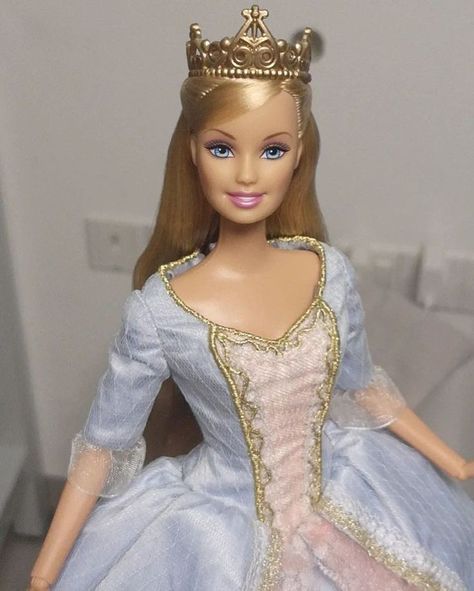 Cali Barbie, Old Barbie Dolls, Evil Character, Princess Barbie Dolls, 2000s Girl, Dream Prom Dress, Barbie Drawing, Barbie Summer, Barbie Doll Set