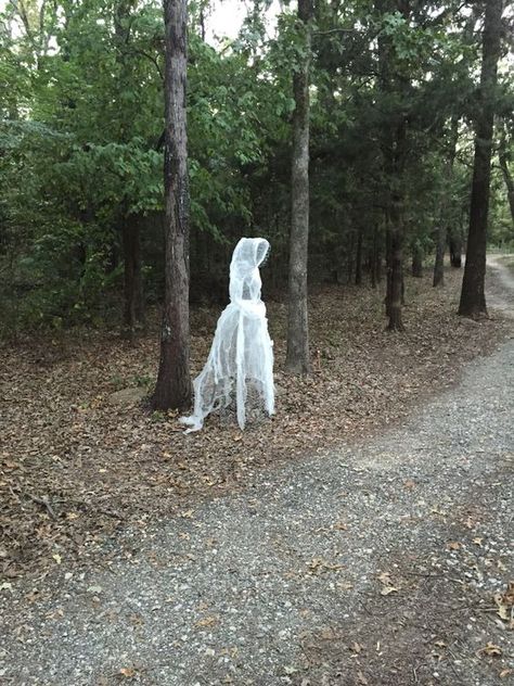 More Incredible Wire Art Chicken Wire Scarecrow, Chicken Wire Ghost Yard Decorations, Cheese Cloth Halloween Decor, Chicken Wire Yard Ghosts, Chicken Wire Halloween Decorations, Chicken Wire Halloween, Chicken Wire Ghosts Diy, Cheese Cloth Ghost, Cloth Ghost