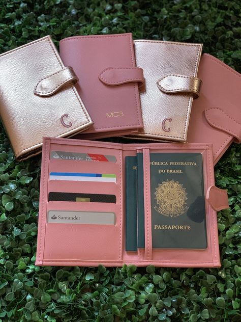 Luggage Sets Cute, Penyimpanan Makeup, Passport Card, Stylish Luggage, Diy Leather Projects, Travel Products, Pretty Bags, Essential Items, Leather Projects