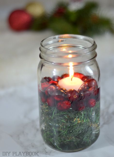 Have a few minutes? Then you should create this mason jar Christmas candle holder. All you need is some greenery, fresh cranberries, and a candle. Christmas Candle Holders Diy, Sparkly Candles, Mason Jar Christmas, Christmas Candles Diy, Christmas Candle Holder, Diy Playbook, Sustainable Christmas, Floating Candle, Diy Candle Holders