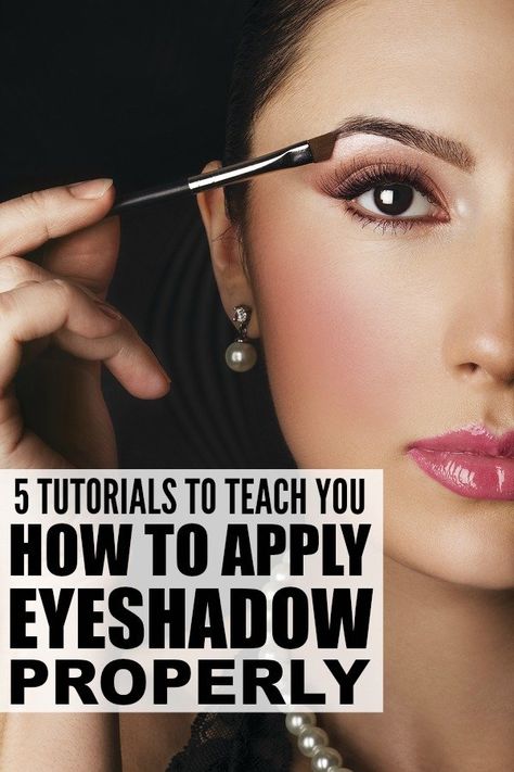 Blue Eyes Make Up, Applying Eyeshadow, Smokey Eyeliner, Apply Eyeshadow, Fall Makeup Looks, Gold Eyeshadow, How To Apply Eyeshadow, Long Layered Haircuts, Winter Makeup