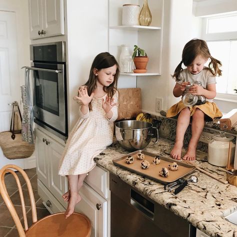 Cooking With Kids Aesthetic, Christian Homemaking Aesthetic, Generational Photography, Crunchy Mom Aesthetic, Sisters Photoshoot Poses, Christian Homemaking, Crunchy Moms, Impossible Dream, Christmas Family Photos