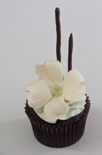 Dog Wood Flower, Cupcakes Fondant, Modelling Chocolate, Dogwood Flower, Chocolate Flowers, Gum Paste Flowers, Dogwood Flowers, Modeling Chocolate, Fondant Flowers