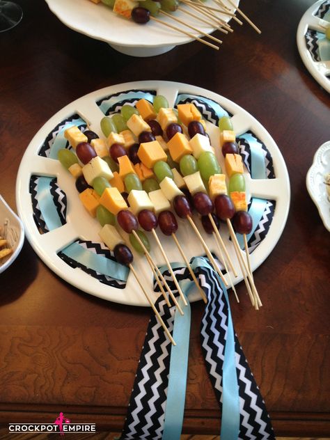 Fruit Cheese Skewers, Cheese Cubes Appetizers, Cheese Skewers, Baby Shower Appetizers, Grapes And Cheese, Charcuterie Cups, Simple Appetizer, Fruit Combinations, I Do Bbq