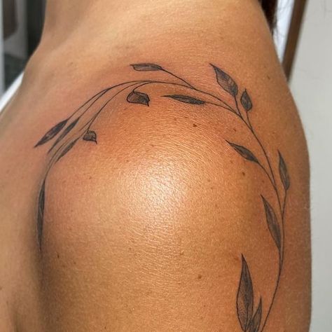 Audrey Henry on Instagram: "Leaf Shoulder Wrap! #tattoo #ink #leaves #vine #foliage #wrap #shouldertattoo #tattooedbabes" Laurel Collar Bone Tattoo, Leaf Tattoo Around Arm, Leaf Tattoo On Shoulder, Elbow Wrap Around Tattoo, Greek Laurel Wreath Tattoo, Olive Branch Tattoo Shoulder, Fern Wrap Around Tattoo, Leaf Arm Band Tattoo, Body Wrap Tattoo