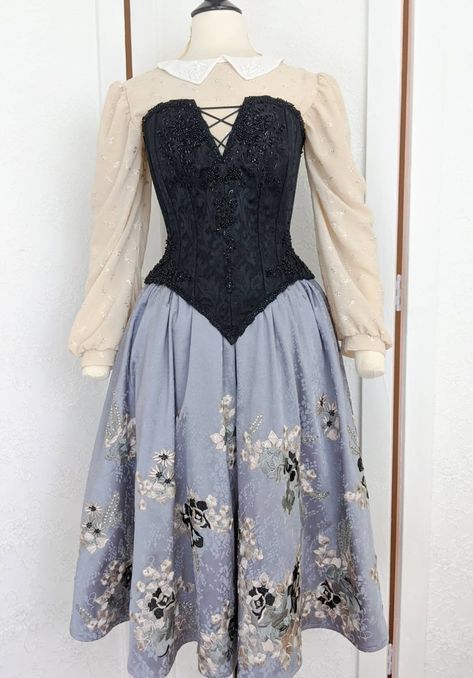 Briar Rose costume, cosplay, corset. Rose Costume Diy, Briar Rose Costume, Sleeping Beauty Cosplay, Boat Dress, Rose Costume, Corpse Bride Costume, Disney Princess Costumes, Bride Costume, Aurora Dress