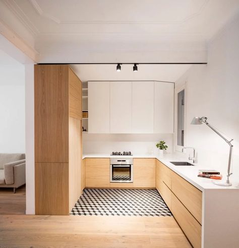 Eight compact U-shaped kitchens designed by architects Scandinavian Bar, L Shape Kitchen Layout, Scandinavian Kitchen Decor, Modern Scandinavian Kitchen, L Shaped Kitchen Designs, Scandinavian Kitchen Design, Small Apartment Kitchen, L Shaped Kitchen, Modern Kitchen Interiors