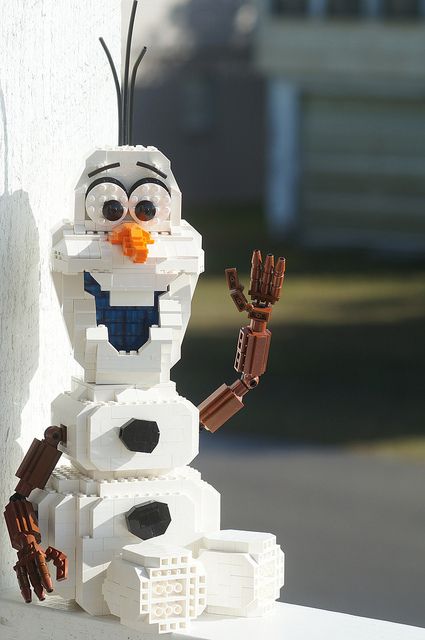 Do You Want to Build a Snowman? Specifically a Lego Olaf from Frozen? Lego Disneyland, Disney Lego, Lego Film, Lego Sculptures, Lego Boards, Lego Lovers, Amazing Lego Creations, Frozen Olaf, Lego Characters