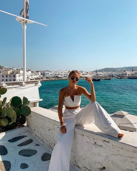 #greece #santorini #holiday #travel #summer #blonde #model #beach #outfitinspo Greece Vacation Outfit, Santorini Outfit, Greece Outfit, Holiday Outfits Summer, Greece Fashion, Summer Poses, Looks Pinterest, Shotting Photo, Greece Vacation