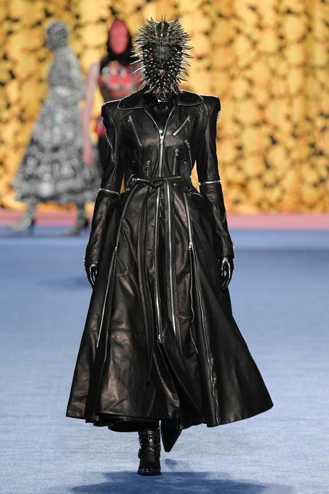 richard quinn black trench coat dress 2020 - Google Search Weird Runway Fashion, Weird Fashion Runway, Satanic Fashion, Scary Fashion, Draped Fashion, Nypd Blue, Richard Quinn, Anti Fashion, Weird Fashion