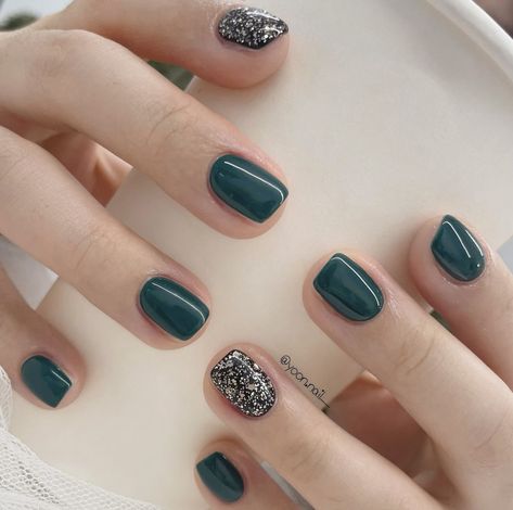 Trending Gel Nails 2024, Winter Manicure Ideas For Short Nails, December Nails Short, Dark Holiday Nails, Beauty Hacks Nails, Elegant Nail Art, Short Gel Nails, Christmas Gel Nails, Nail Polish Art